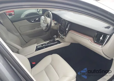 2020 Volvo S60 T5 Momentum z USA, uszkodzony, nr VIN 7JR102FK4LG047554